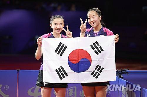 2022 항저우 아시안게임 여자복식 금메달을 합작한 신유빈(오른쪽)과 전지희. [신화=연합뉴스]