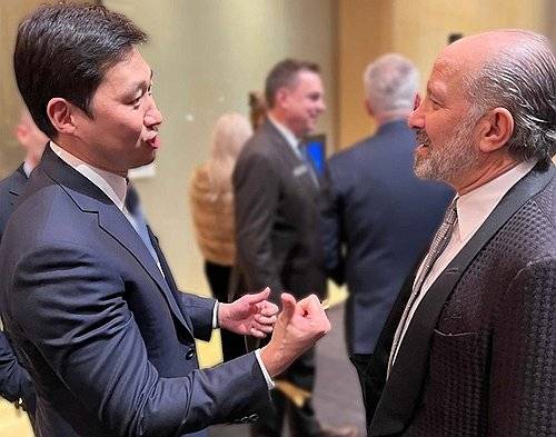 상무부 장관 후보자 만난 김범석 의장 (워싱턴=연합뉴스) 강병철 특파원 = 쿠팡 창업자 김범석 의장이 도널드 트럼프 대통령 당선인의 장남 트럼프 주니어가 워싱턴 DC에서 개최한 비공개 리셉션에 참석해 트럼프 주니어와 국무·상무부 장관 지명자 등을 만났다.
    18일(현지시간) 워싱턴 외교가에 따르면 김 의장은 트럼프 2기 정부 인사 50여명을 비롯해 200명이 참석한 가운데 콘래드 워싱턴DC 호텔에서 전날 열린 리셉션에 참석했다. 2025.1.19 [워싱턴 특파원단 제공.재판매 및 DB 금지] photo@yna.co.kr