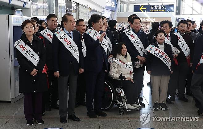 국민의힘, 설 귀성 인사 (서울=연합뉴스) 박동주 기자 = 국민의힘 권영세 비상대책위원장, 권성동 원내대표 등이 설 연휴를 앞둔 24일 오전 서울역에서 시민들에게 귀성인사를 하고 있다. 2025.1.24 [공동취재] pdj6635@yna.co.kr