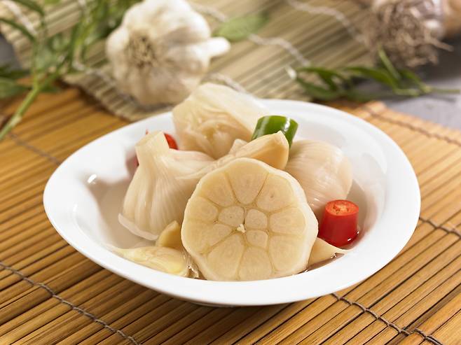 혈관 이완에 도움이 되는 알리신이라는 성분을 함유한 마늘은 혈액 순환 개선에 좋은 식품으로 꼽힌다. [사진=게티이미지뱅크]