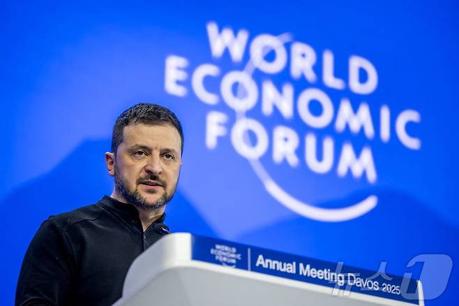 21일(현지시간) 볼로디미르 젤렌스키 우크라이나 대통령이 스위스 다보스에서 열린 세계경제포럼(WEF) 연설에서 유럽이 도널드 트럼프 미국 대통령의 취임에 대응해 단결해야 한다고 촉구했다. 2025.01.21/ ⓒ AFP=뉴스1 ⓒ News1 박재하 기자