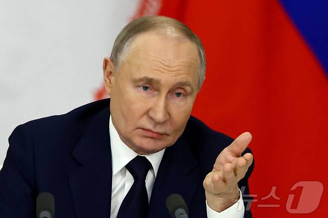 블라디미르 푸틴 러시아 대통령이 17일 (현지시간) 모스크바 크렘린궁에서 열린 마수드 페제시키안 이란 대통령과 포괄적·전략적 동반자 조약 서명식서 발언을 하고 있다. 2025.01.18 ⓒ 로이터=뉴스1 ⓒ News1 우동명 기자