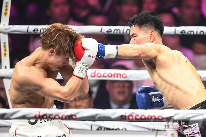 김예준(오른쪽)이 이노우에에게 가로막혀 복싱 4대 기구 통합 슈퍼밴텀급 챔피언 등극이 좌절됐다. ⓒ AFP=뉴스1