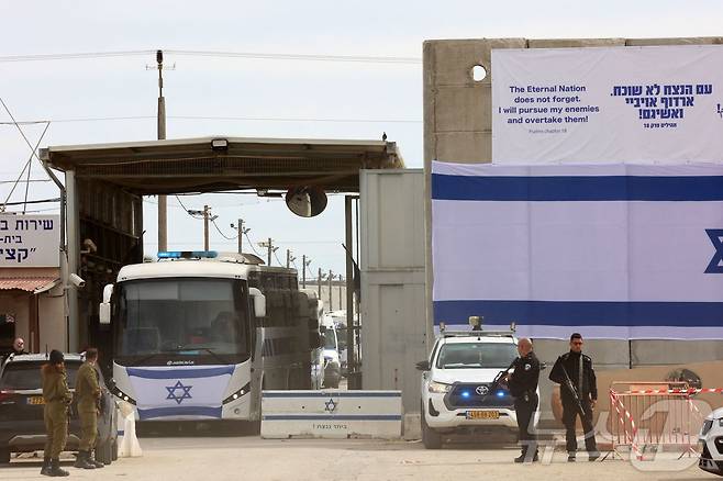 25일(현지시간) 이스라엘 키오트 교도소 근처에서 팔레스타인인 수감자들을 수송하는 버스가 출입구 밖으로 나오고 있다. 2025.01.25/ ⓒ AFP=뉴스1 ⓒ News1 권진영 기자