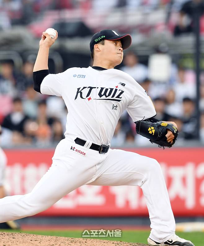 KT 박영현이 수원케이티위즈파크에서 열린 LG와 2024 KBO 준플레이오프 4차전 8회초 등판해 힘차게 공을 던지고 있다. 수원 | 박진업 기자 upandup@sportsseoul.com