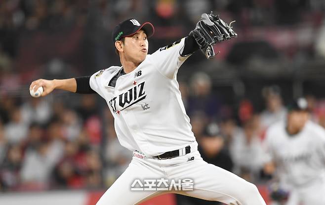 KT 김민수가 수원케이티위즈파크에서 열린 LG와 2024 KBO 준플레이오프 3차전 6회 역투하고 있다. 수원 | 최승섭기자 thunder@sportsseoul.com