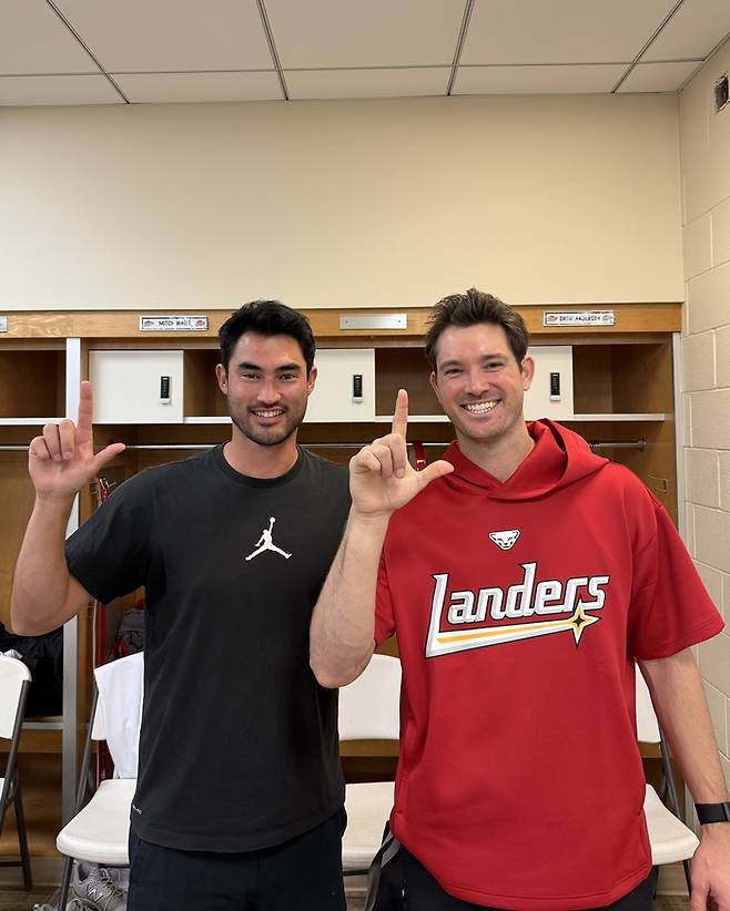 SSG 외국인 투수 미치 화이트(왼쪽)와 드류 앤더슨이 24일 스프링캠프지 재키 로빈슨 트레이닝 콤플렉스에 합류했다. 사진 | SSG 랜더스