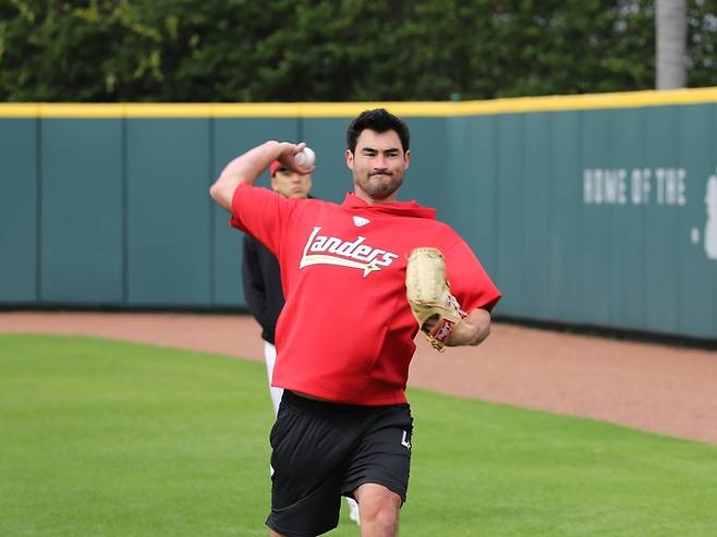 SSG 외국인 투수 미치 화이트가 24일 스프링캠프지 재키 로빈슨 트레이닝 콤플렉스에 합류했다. 사진 | SSG 랜더스