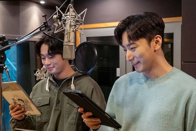 (왼쪽부터) 정지우와 진태화가 ‘글로컬 뮤지컬 라이브 시즌9’ 선정작 ‘WHAT THE F_mily’의 오디오 쇼케이스 목소리를 녹음하고 있다. 사진 | 라이브㈜