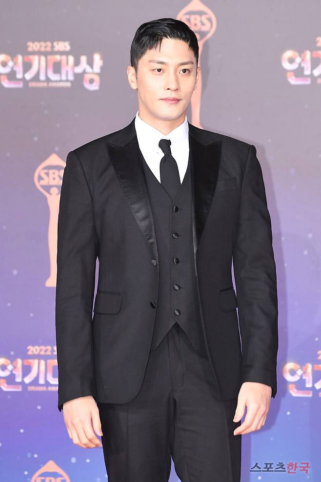 '2022 SBS 연기대상' 레드카펫 행사에 참석한 배우 성훈. ⓒ이혜영 기자 lhy@hankooki.com