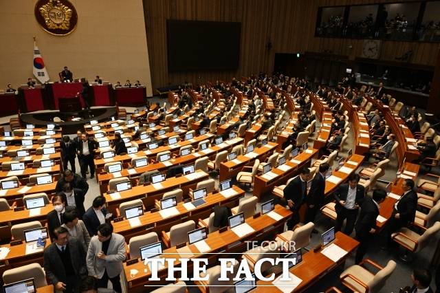 국민의힘 초선 의원들이 말을 아끼고 있다. 국회 본회의장. /박헌우 기자