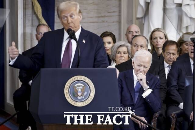 도널드 트럼프 미국 대통령이 지난 20일(현지시간) 취임식에서 전임 정부를 직격하는 발언을 쏟아내자 조 바이든 전 대통령이 굳은 표정을 짓고 있는 모습. 바이든 전 대통령은 17번의 기립 박수가 있었던 트럼프 대통령의 취임식에서 딱 1번만 호응했다. /AP. 뉴시스