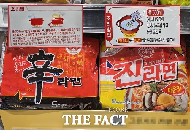라면 봉지 뒷면에는 조리 시 필요한 물의 양, 면과 스프를 넣는 순서, 주의사항 등이 설명돼 있다. 신라면(왼쪽)은 한 개 기준 물 550ml, 진라면은 500ml를 권장한다. /우지수 기자