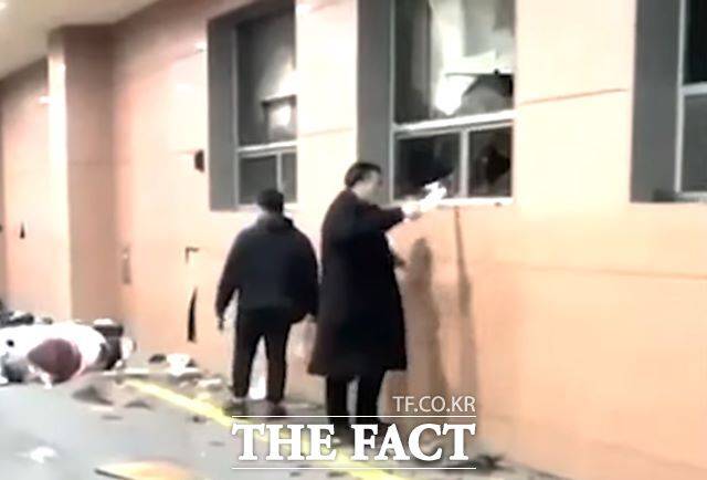서울서부지법 형사9단독 강영기 판사는 25일 '서부지법 폭동' 당시 법원에 방화를 시도해 공동건조물침입과 특수공무집행방해, 현주건조물방화미수 혐의를 받는 10대 A씨에 대한 구속 전 피의자 심문(영장실질심사)을 진행한 뒤 구속영장을 발부했다. /유튜브 '제이컴퍼니_정치시사' 캡처