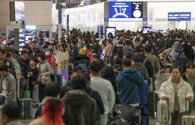 지난 23일 오전 인천국제공항 1터미널이 여객들로 붐비고 있다. /박성원 기자