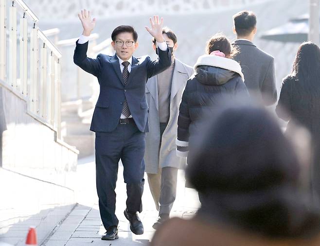 두 손 흔들며 인사 - 김문수 고용노동부 장관이 23일 서울 정동1928아트센터에서 열린 ‘고령자 계속 고용 방안 마련을 위한 토론회’에 참석하기 위해 이동하는 도중 두 손을 들고 관계자들에게 인사하고 있다. /뉴시스