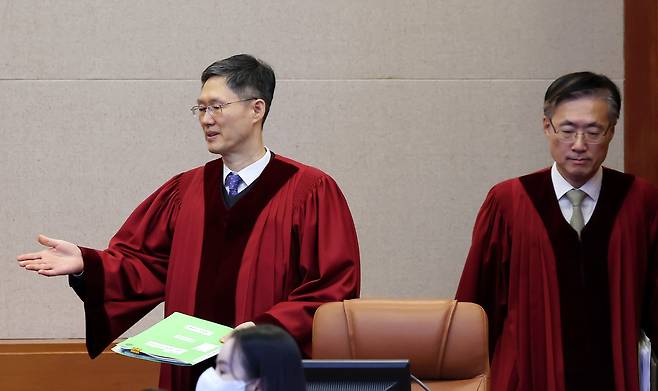 문형배 헌법재판소장 권한대행 등 재판관들이 22일 오전 서울 종로구 헌법재판소에서 열린 최상목 대통령 권한대행 부총리 겸 기획재정부 장관의 헌법재판관 미임명 관련 권한쟁의심판 1차 변론에 참석하고 있다./뉴스1