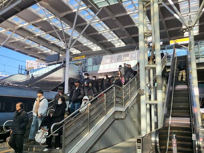 열차 승강장으로 향하는 귀성객들의 모습.ⓒ데일리안 허찬영 기자