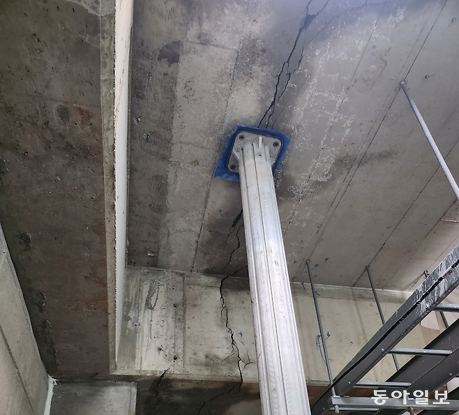2023년도 말 경기 지역 한 신축아파트 건설 현장에서  천장 부근에 7~8mm 폭의 균열이 발생했다. 건축 구조 기술사 진단 결과 건축물 안전등급 기준상 D~E 등급으로 즉각 사용 금지 및 재시공이 필요한 상태다.