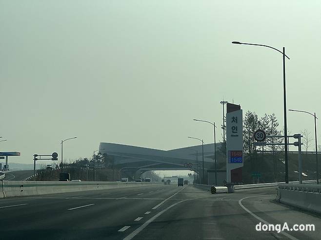 세종포천고속도로 세종방향에서 보이는 처인휴게소