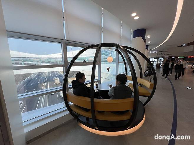 처인휴게소 2층 푸드코트 창가 테이블