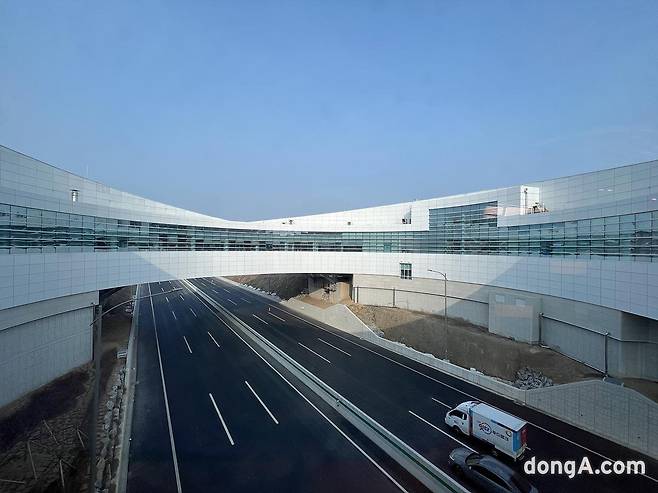 처인휴게소 2층 푸트코트에서 보이는 고속도로 전망