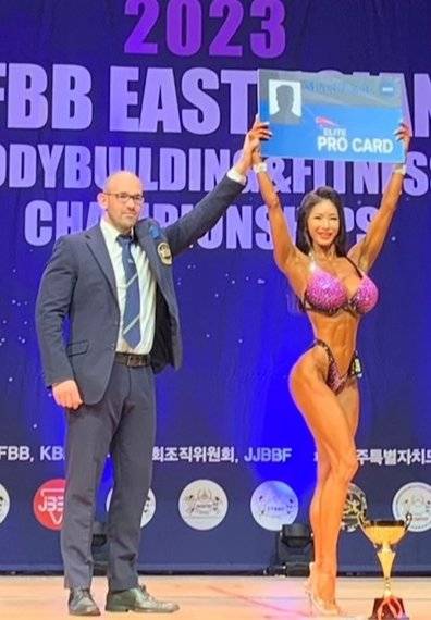 박재진 씨(오른쪽)가 2023년도 동아시아선수권에선 비키니 오버롤(전체급 통합 1위)을 차지해 프로카드를 획득했다. 박재진 씨 제공.