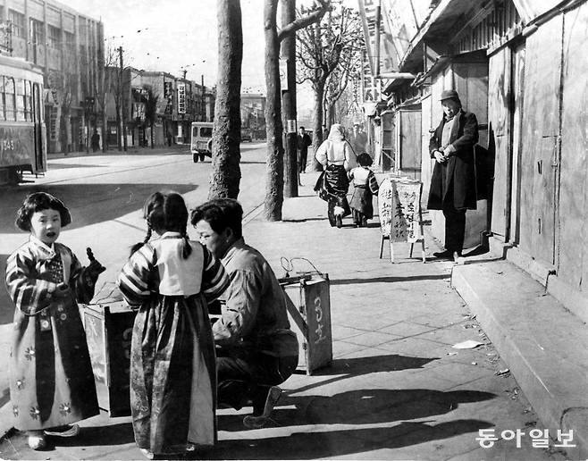 舊正(구정)을 맞아 거리를 수놓은  때때옷 어린이들/ 1961년 2월 16일 동아일보 DB.