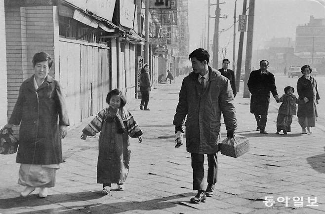 구정 철시로 한산한 거리… 세배길을 나선 가족. 1970년 2월 6일 동아일보 DB.