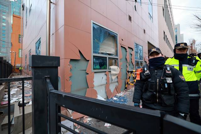 19일 새벽 3시 윤석열 대통령 구속영장 발부에 격앙된 지지자들이 난입한 뒤 아침 서울서부지법의 모습. 정용일 선임기자 yongil@hani.co.kr