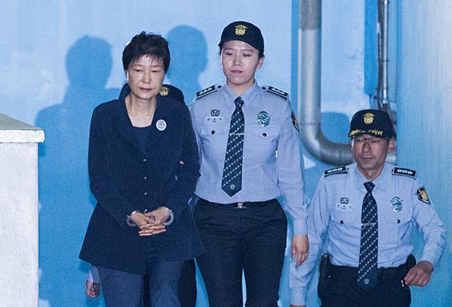박근혜 전 대통령이 2017년 5월 23일 오후 서울중앙지검에서 첫 재판을 마치고 서울구치소로 돌아가기 위해 호송차로 향하고 있다. 왕태석 기자