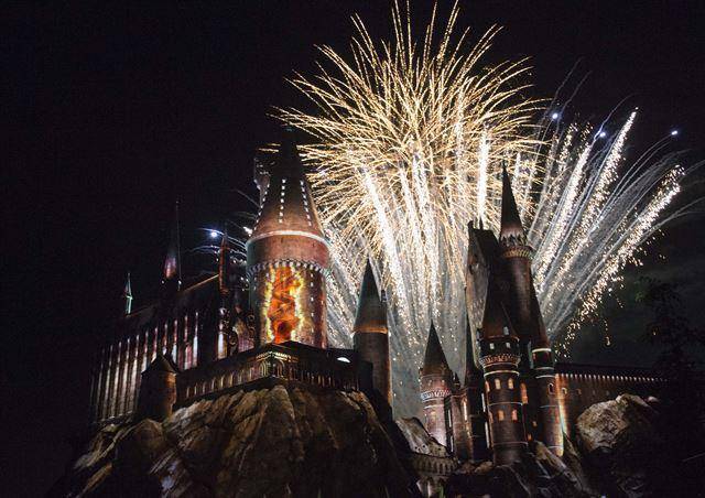 미국 로스앤젤레스 유니버셜스튜디오에 개장한 ‘해리포터의 마법세계(The Wizarding World of Harry Potter)’에서 화려한 불꽃놀이가 이뤄지고 있다. 신화 연합뉴스