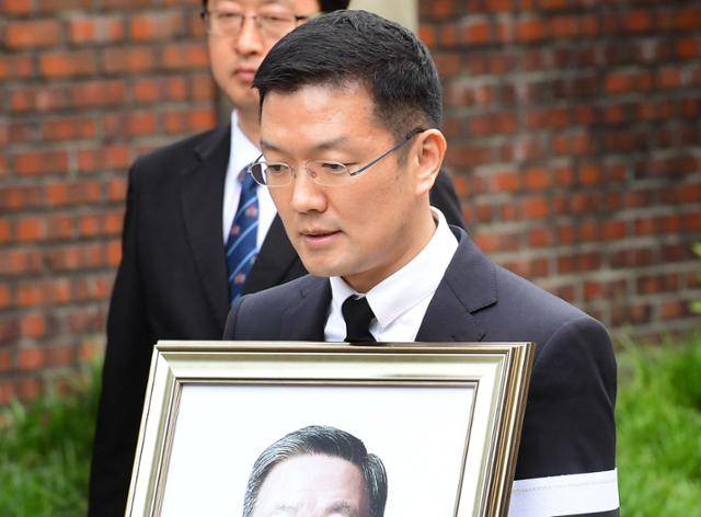 2018년 5월 22일 서울 종로구 연건동에서 열린 고(故) 구본무 LG 회장의 발인식에서 고인의 맏사위인 윤관 블루런벤처스 대표가 고인의 영정을 들고 있다. 한국일보 자료사진