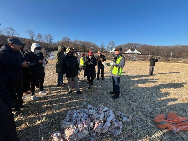 경기 파주시 장산리 수확이 끝난 논에서 윤도영(오른쪽 첫 번째) 임진강생태보존회 이사장이 독수리 먹이를 주기 전 시민들에게 먹이 주기 취지를 설명하고 있다. 파주=고은경 기자