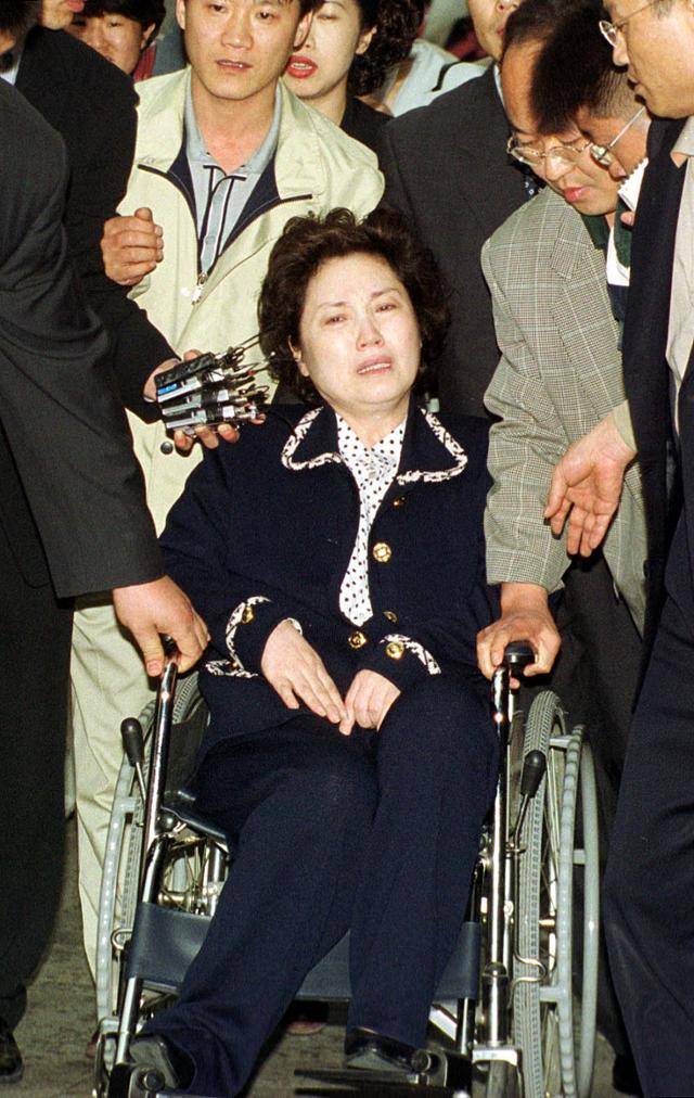지난 2006년 휠체어에 탄 채 법원에 나오던 장영자씨. 260억 원대 구권화폐 사기에 가담했던 장씨는 2006년 6월 대법원에서 징역 10년 확정 판결을 받았고, 2015년 1월 만기 출소했다. 한국일보 자료사진