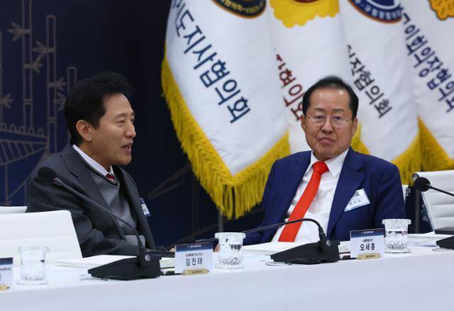 2024년 11월 6일 강원도 춘천시 강원특별자치도청에서 열린 제8회 중앙지방협력회의에 앞서 오세훈(왼쪽) 서울시장과 홍준표 대구시장이 이야기하고 있다. 춘천=왕태석 선임기자