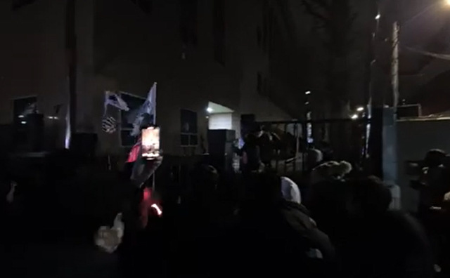 유튜브 채널 '젊은시각' 운영자 A씨의 삭제 영상에는 시위대가 서부지법 후문을 강제로 개방하려는 장면이 잡혔다. '젊은시각' 삭제영상