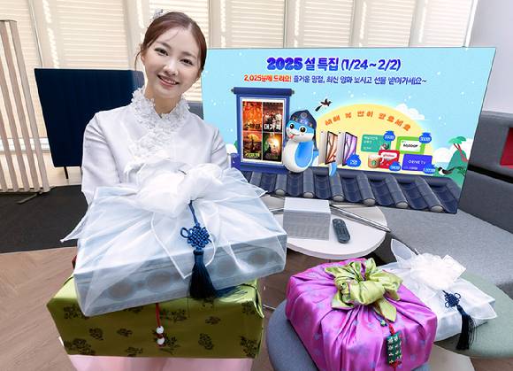 모델이 KT 지니 TV 설 특집관을 소개중인 모습 [사진=KT]