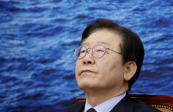 이재명 더불어민주당 대표가 지난해 9월 국회에서 열린 최고위원회의에서 고심에 잠겨 있다. [사진=연합뉴스]