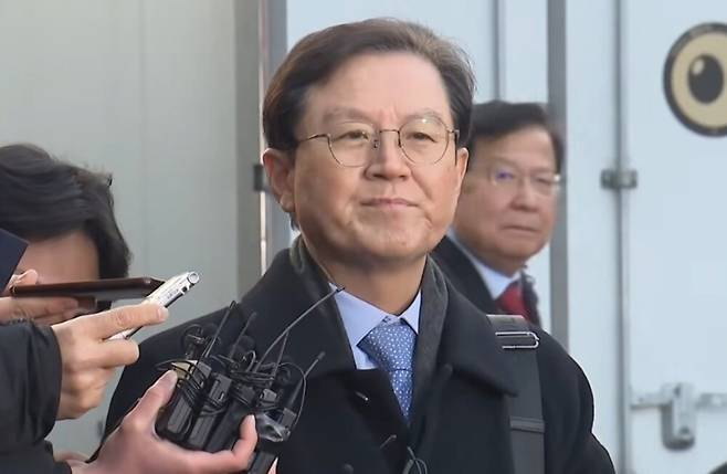 윤석열 대통령의 법률대리인단인 윤갑근 변호사가 21일 오후 서울 종로구 헌법재판소 심판정에서 열린 윤석열 대통령 탄핵 심판 3차 변론기일에 참석하면서 기자들의 질문에 답하고 있다. (SBS 캡처)