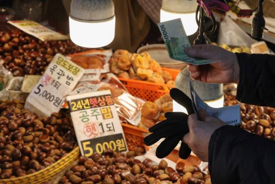 지난 20일 서울 동대문구 경동시장에서 제수용품을 고르는 시민들의 모습. 뉴스1