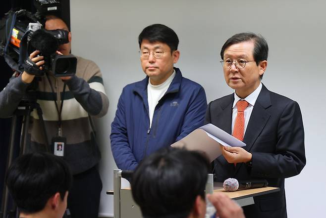 윤석열 대통령 변호인단 윤갑근 변호사가 25일 서울 서초구 스페이스쉐어 강남역센터에서 열린 기자회견에서 발언하고 있다. 연합뉴스