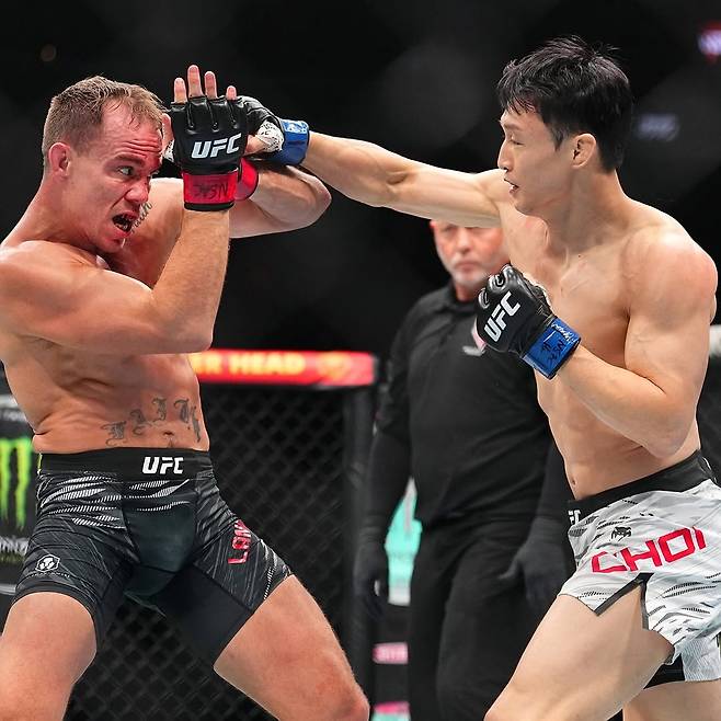 Choi Doo-ho punches Nate Landwehr during their featherweight bout on the UFC 310 main card at the T-Mobile Arena in Paradise, Nevada, US, on Dec. 7, 2024.  (UFC Korea)