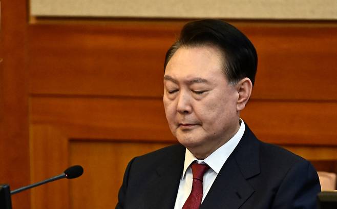 윤석열 대통령이 지난 23일 오후 서울 종로구 헌법재판소에서 열린 탄핵 심판 4차 변론기일에 출석하고 있다. 사진공동취재단