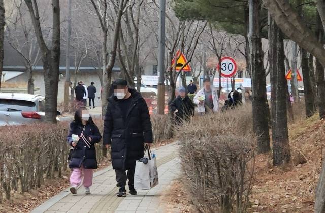 25일 인천 부평구 부평동 인천가족공원을 찾은 성묘객들이 손에 꽃을 든 채 걸어가고 있다. 박귀빈기자