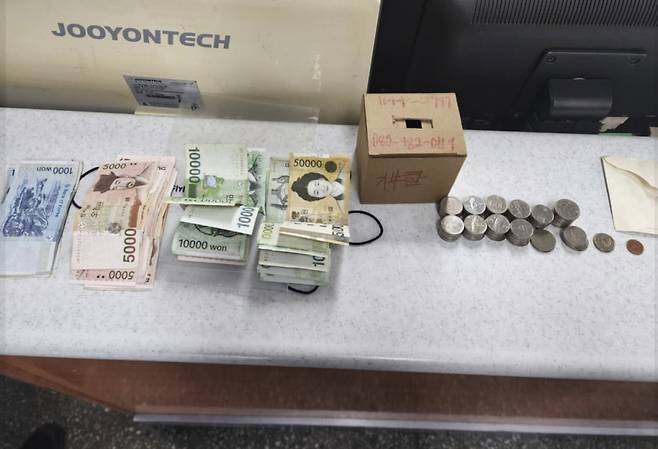 한 초등학생이 파출소를 찾아 어려운 이웃을 돕고 싶다며 1년간 모은 용돈 30여만원을 기부했다./사진=경기남부경찰서