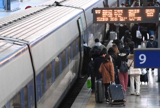 설 연휴를 앞둔 24일 서울역에서 시민들이 열차에 탑승하고 있다.  박윤슬 기자