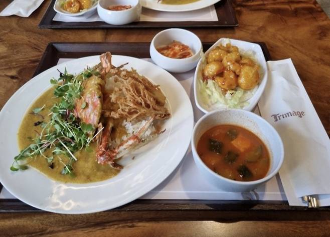 서울 성동구 성수동 ‘트리마제’에서 제공되는 다이닝서비스 모습. [아파트 종합 정보 플랫폼 호갱노노 갈무리]