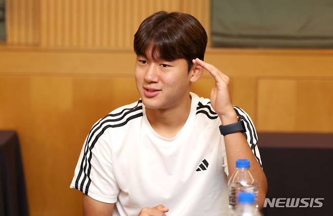 [서울=뉴시스] 김선웅 기자 = 2024 쿠팡플레이 시리즈 토트넘 홋스퍼와의 경기를 앞둔 팀 K리그 윤도영 선수(대전)가 지난해 7월31일 서울 강서구 메이필드 호텔에서 기자단과 인터뷰를 하고 있다. 2024.07.31. mangusta@newsis.com