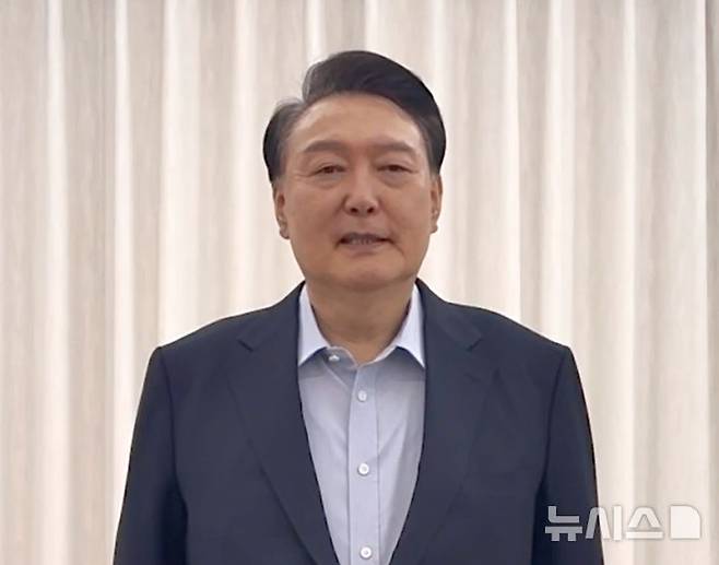 [서울=뉴시스] 조수정 기자 = 윤석열 대통령이 고위공직자범죄수사처와 경찰이 체포영장 재집행에 나선 지난 15일 관저에서 촬영된 것으로 보이는 영상을 통해 '국민께 드리는 말씀' 제하의 대국민 담화를 발표하고 있다. (사진=대통령실 제공 영상 캡처) 2025.01.15. chocrystal@newsis.com